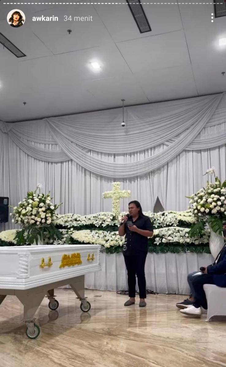 prosesi tutup peti Laura Anna (instagram.com/awkarin)