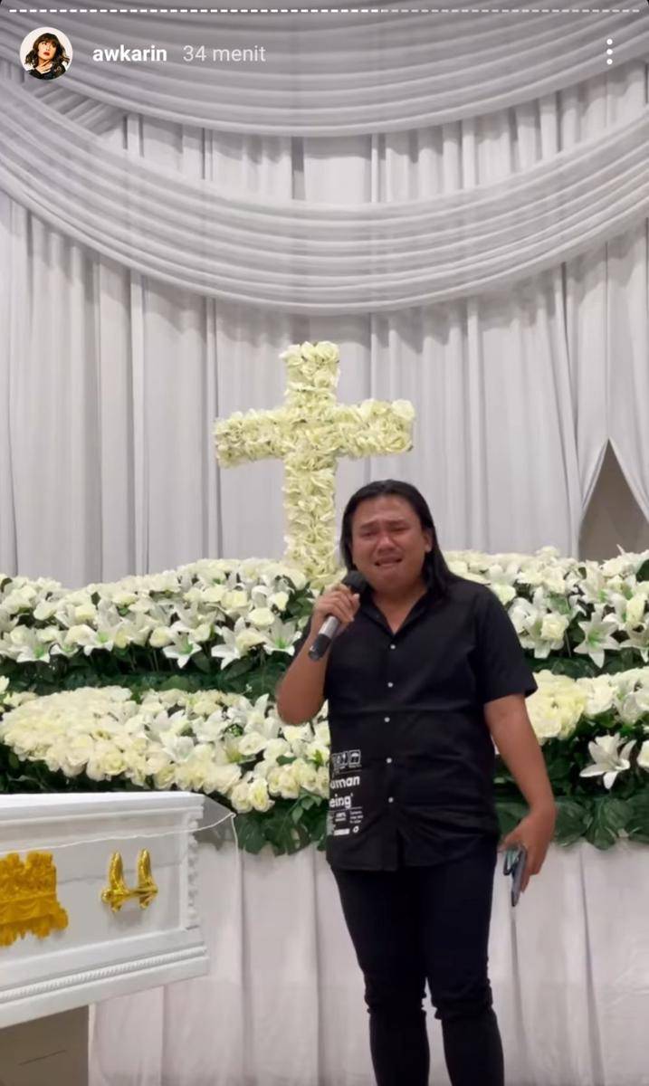 prosesi tutup peti Laura Anna (instagram.com/awkarin)