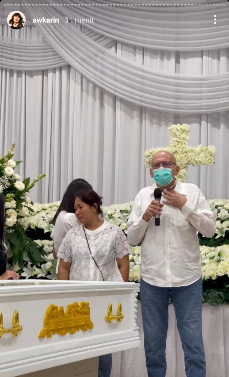 prosesi tutup peti Laura Anna (instagram.com/awkarin)