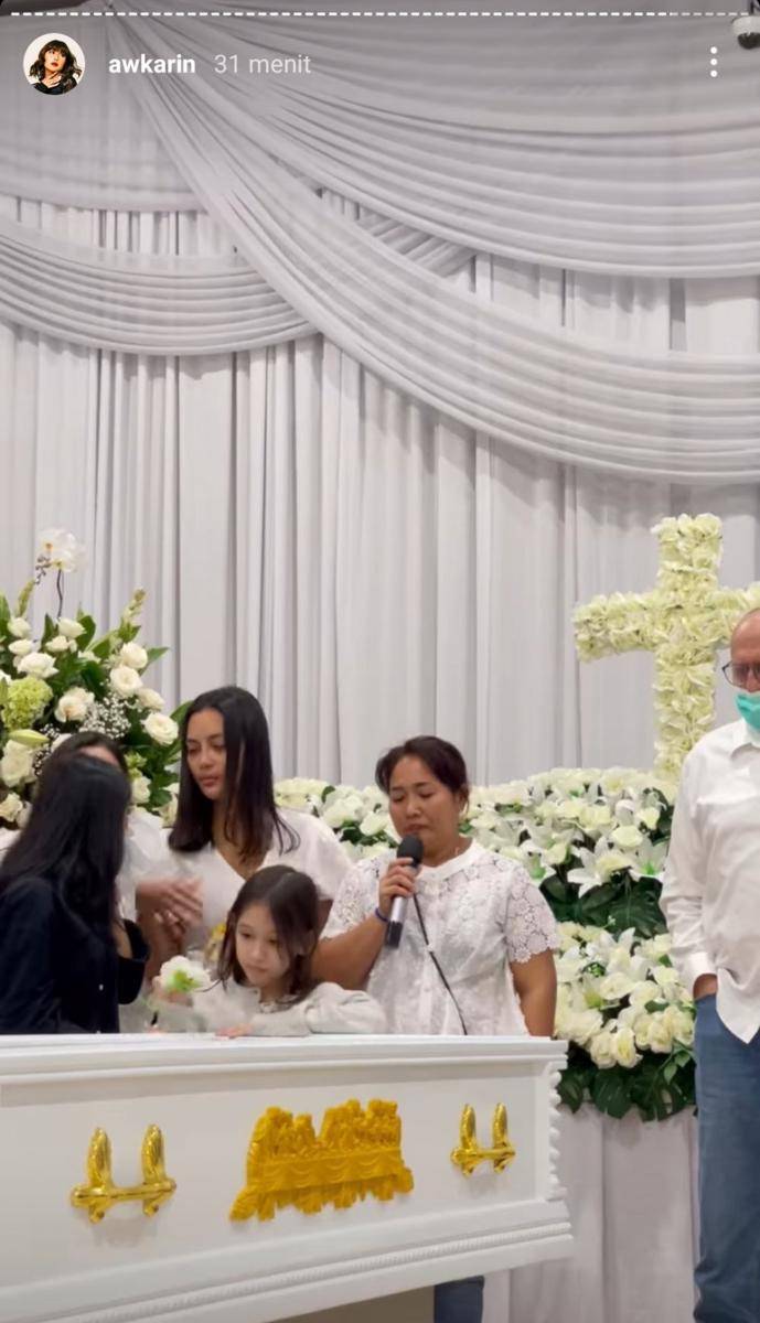 prosesi tutup peti Laura Anna (instagram.com/awkarin)
