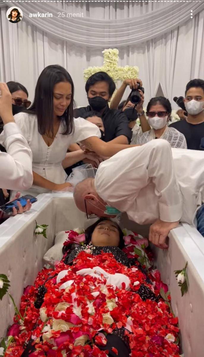 prosesi tutup peti Laura Anna (instagram.com/awkarin)