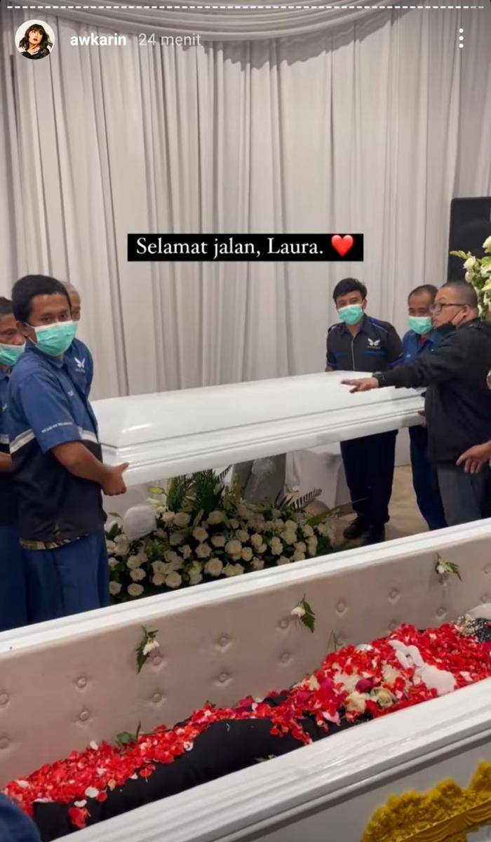 prosesi tutup peti Laura Anna (instagram.com/awkarin)