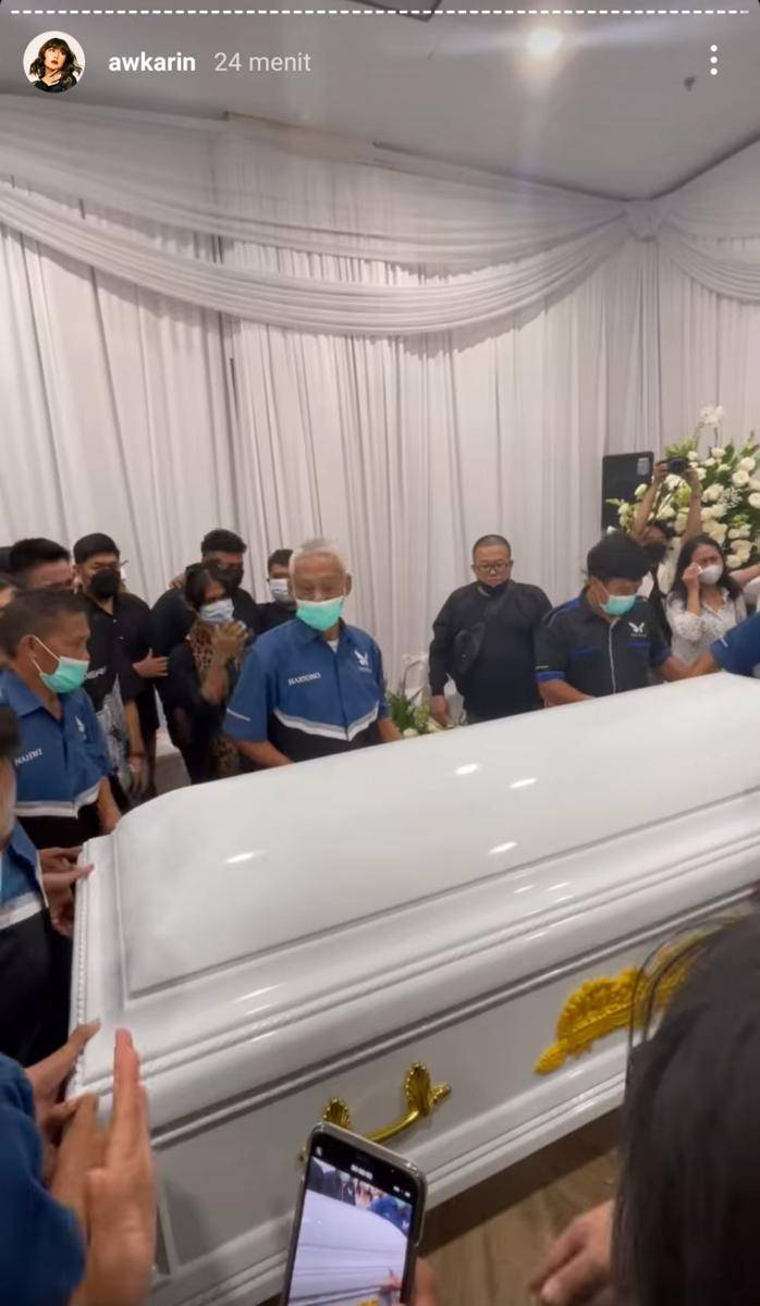 prosesi tutup peti Laura Anna (instagram.com/awkarin)