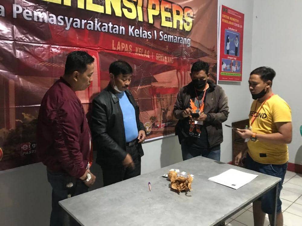 Sejumlah petugas Lapas Kedungpane Semarang menunjukan bola tenis berisi sabu dan pil penenang. (Dok Humas Lapas Kedungpane Semarang)