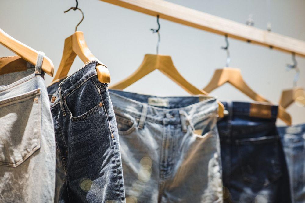 5 Alasan Pria Harus Punya Celana Jeans, Bisa Jadi Item Andalan!