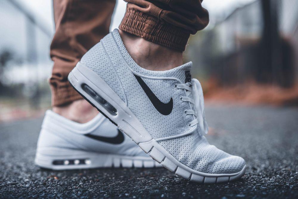 6 Jenis Sepatu Sneakers Pria yang Cocok Dikenakan Saat Hangout, Catat!