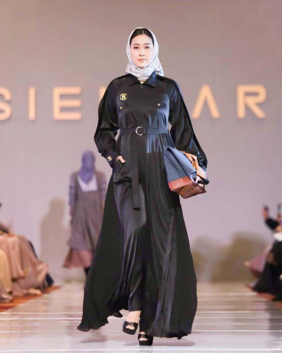 Koleksi busana muslim bertema Lingkungan oleh Kursein Karzai. Selasa (7/12/2021). Dok. Istimewa