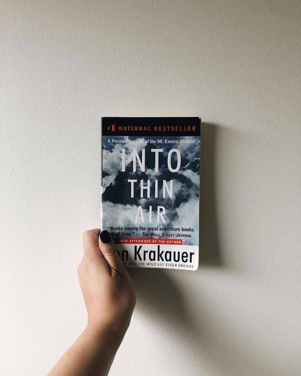 Into Thin Air oleh Jon Krakauer (instagram.com/mariel.reads)