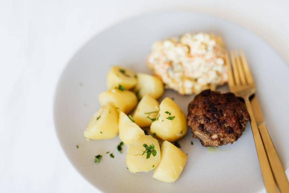 ilustrasi cevapi with grilled potato  (pexels.com/Karolina Grabowska)