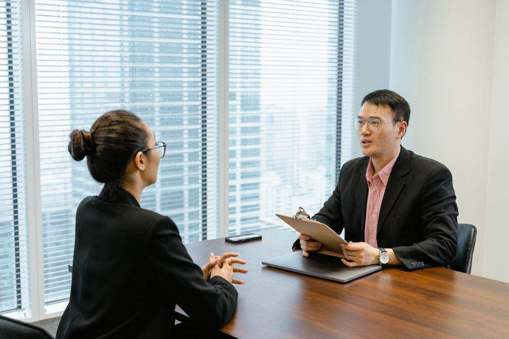 Ilustrasi interview kerja (pexels.com/@mart-production)