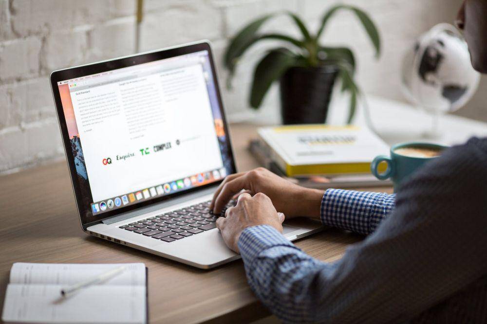 ilustrasi orang sedang menggunakan laptop (pexels.com/@burst)