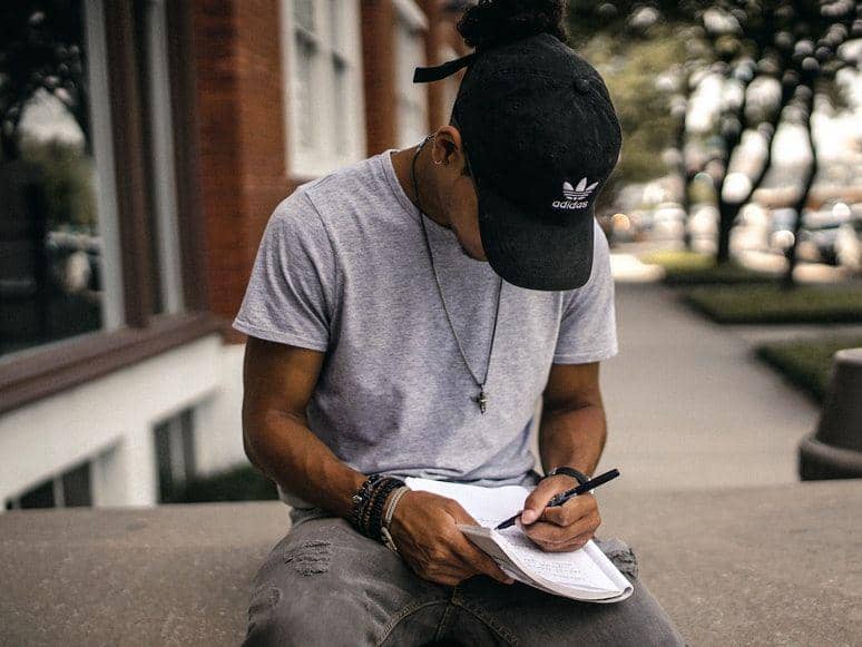 ilustrasi seorang pria menulis jurnal ( Unsplash.com/ Brad Neathery)