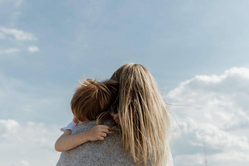 ilustrasi ibu dan anak (unsplash.com/Bethany Beck)