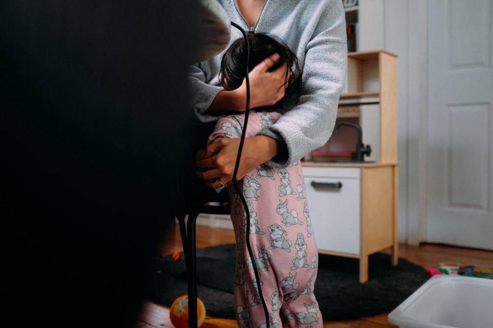 ilustrasi ibu dan anak (unsplash.com/Charles Deluvio)
