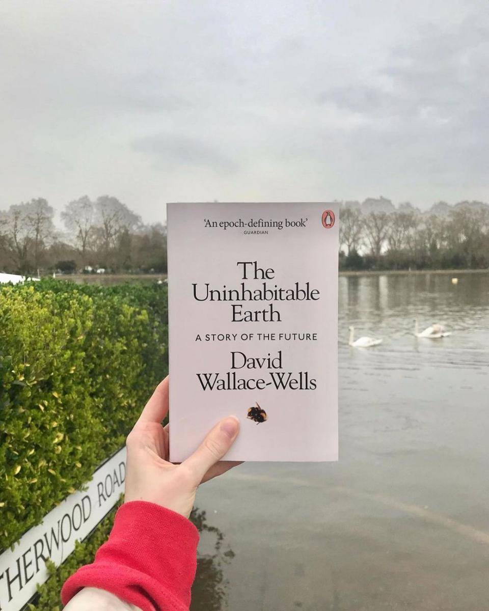 The Uninhabitable Earth Book oleh David Wallace-Wells (instagram.com/rosa.reading)