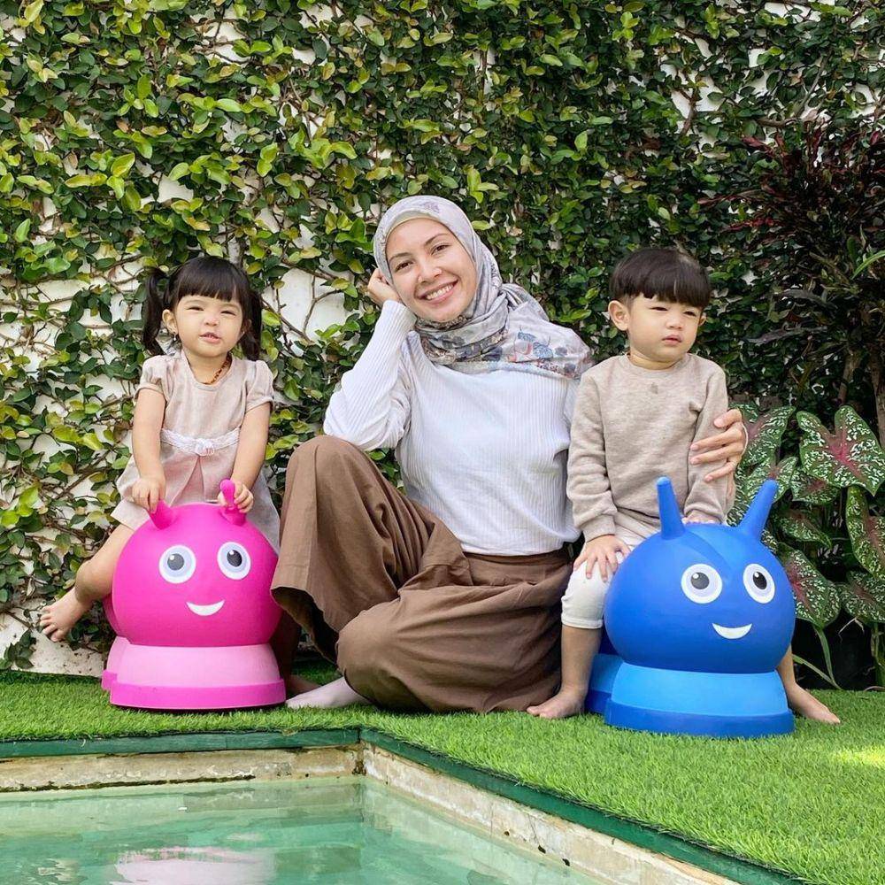 Ratna Galih dan buah hati (instagram.com/ratnagalih)