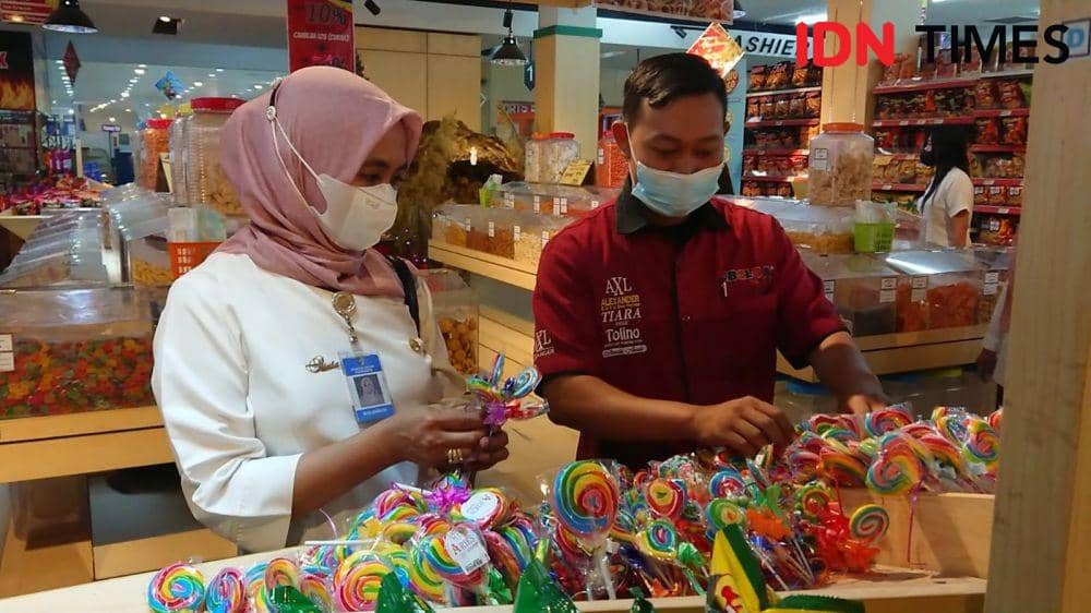 Petugas memeriksa makanan yang dijual di Swalayan. IDN Times/ Bramanta Pamungkas