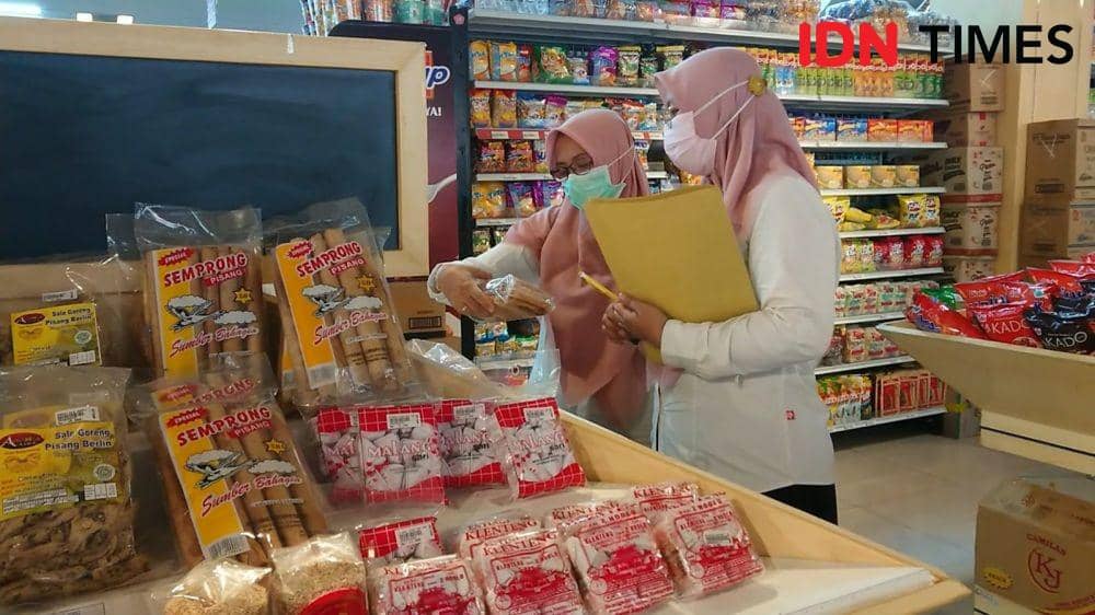 Petugas memeriksa makanan yang dijual di Swalayan. IDN Times/ Bramanta Pamungkas