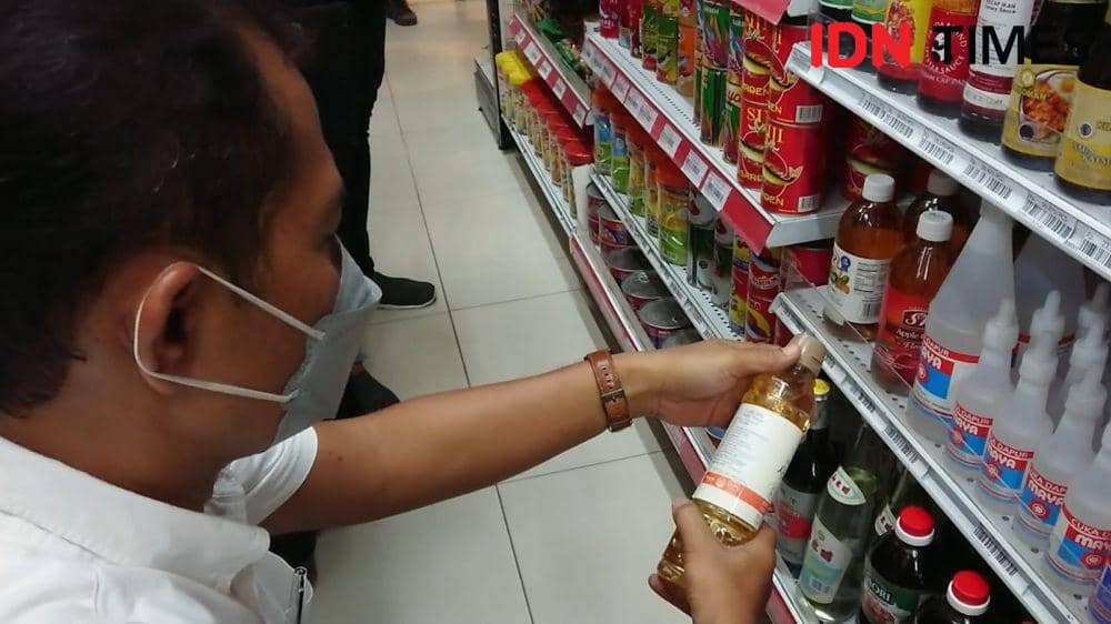 Petugas memeriksa makanan yang dijual di Swalayan. IDN Times/ Bramanta Pamungkas