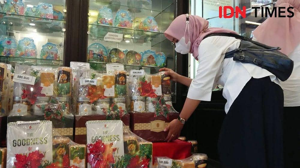 Petugas saat memeriksa parcel di sebuah toko kue. IDN Times/ Bramanta Pamungkas