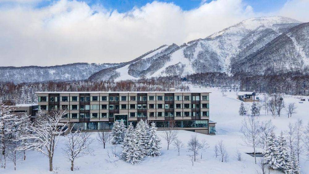 Higashiyama Niseko Village (instagram.com/higashiyamareserve)