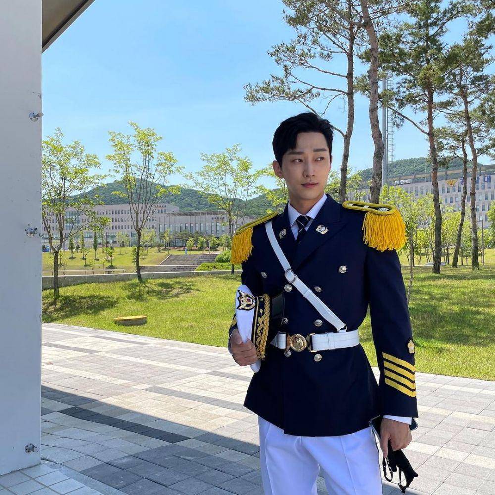 Jinyoung B1A4 sebagai Kang Sun Ho di drama Police University (instagram.com/jinyoung0423)