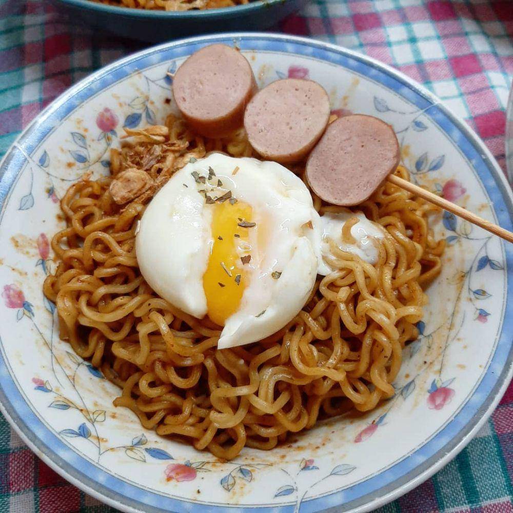 Telur setengah matang. (instagram.com/regina_adikarta)