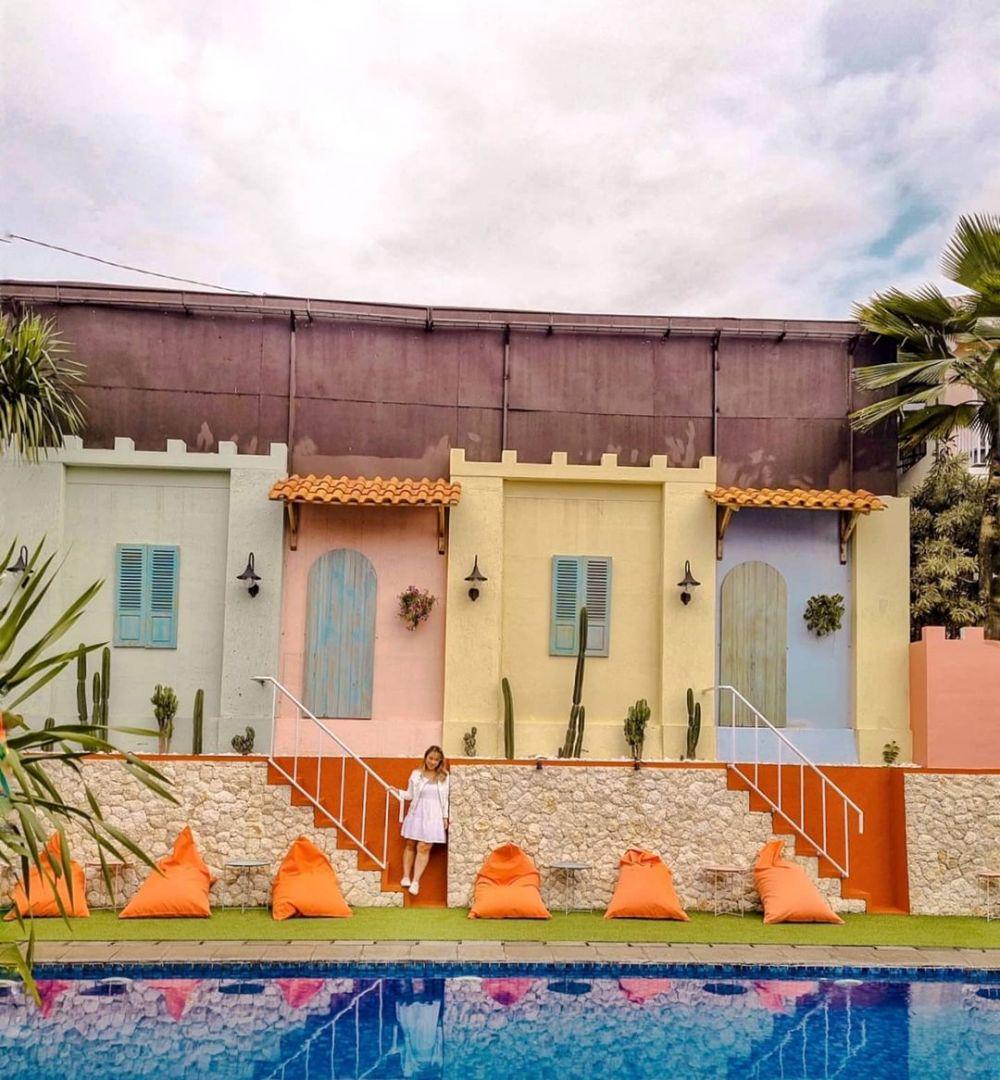 Calma Kitchen & Pool, Spot Nongkrong Rasa Bali di Bandung