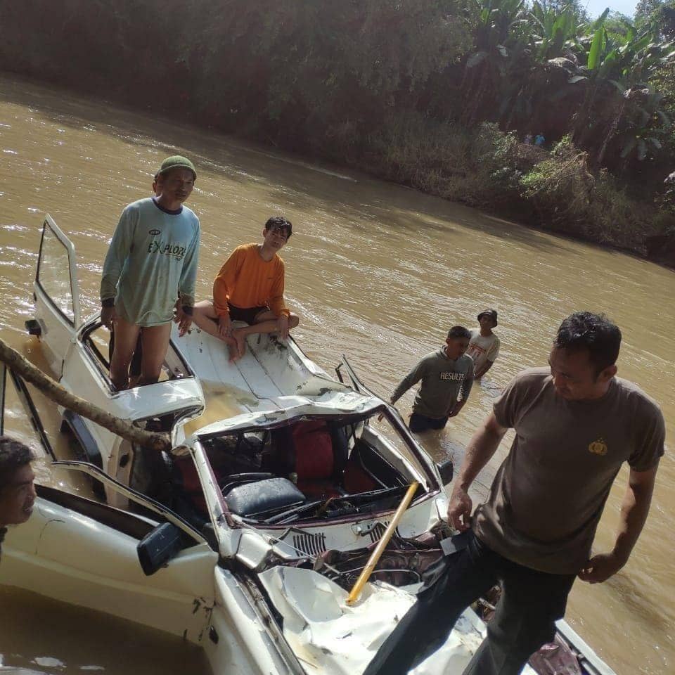 Mobil terjun ke sungai di Bone, Sulawesi Selatan. (Instagram/boneterkini)