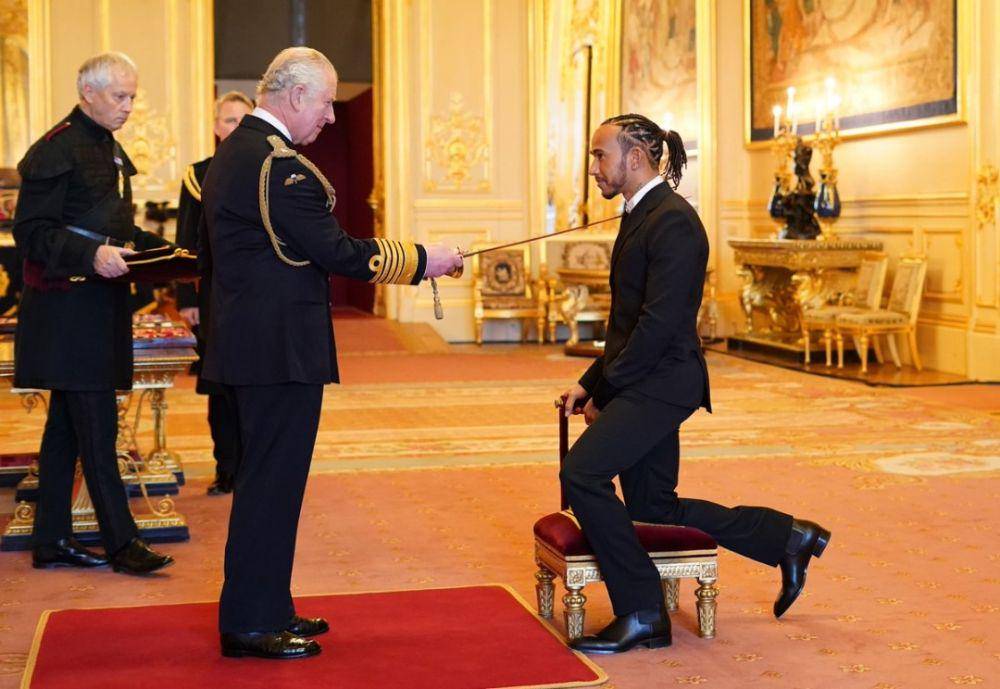 Lewis Hamilton dalam upacara pemberian gelar bangsawan (twitter.com/MobilePunch)