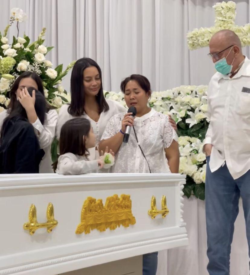 10 Potret Haru Erika Carlina Selalu Disamping Jenazah Laura Anna