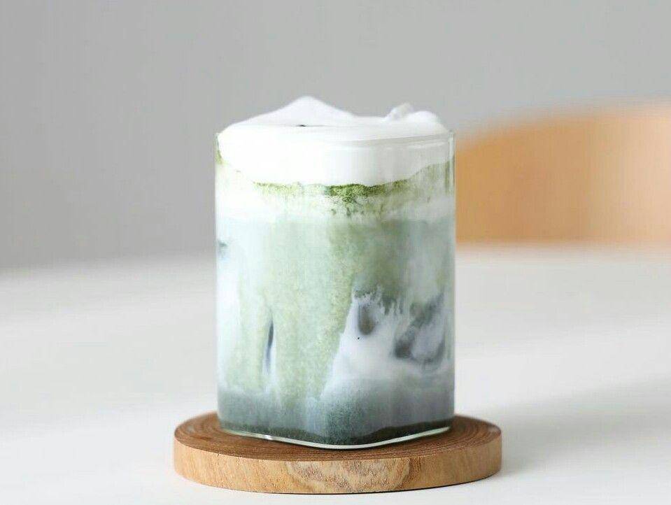 ilustrasi minuman mugwort latte (instagram.com/@hehet_hi)
