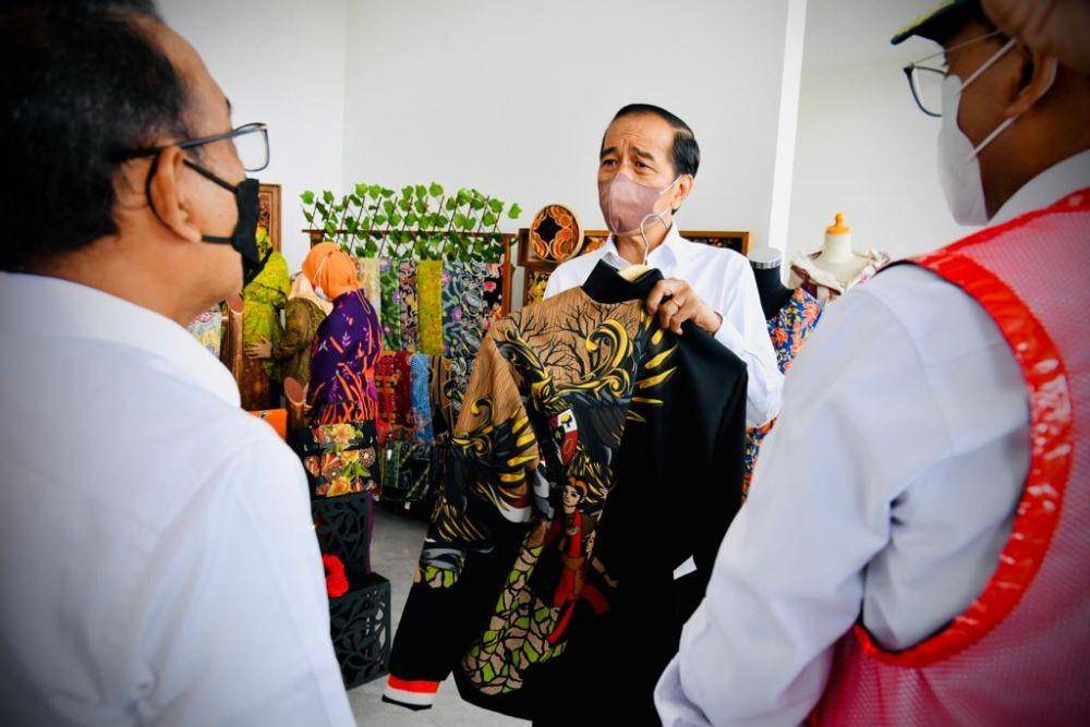 Presiden Jokowi beli batik hingga lukisan di Blora pada Jumat (17/12/2021). (dok. Biro Pers Kepresidenan)