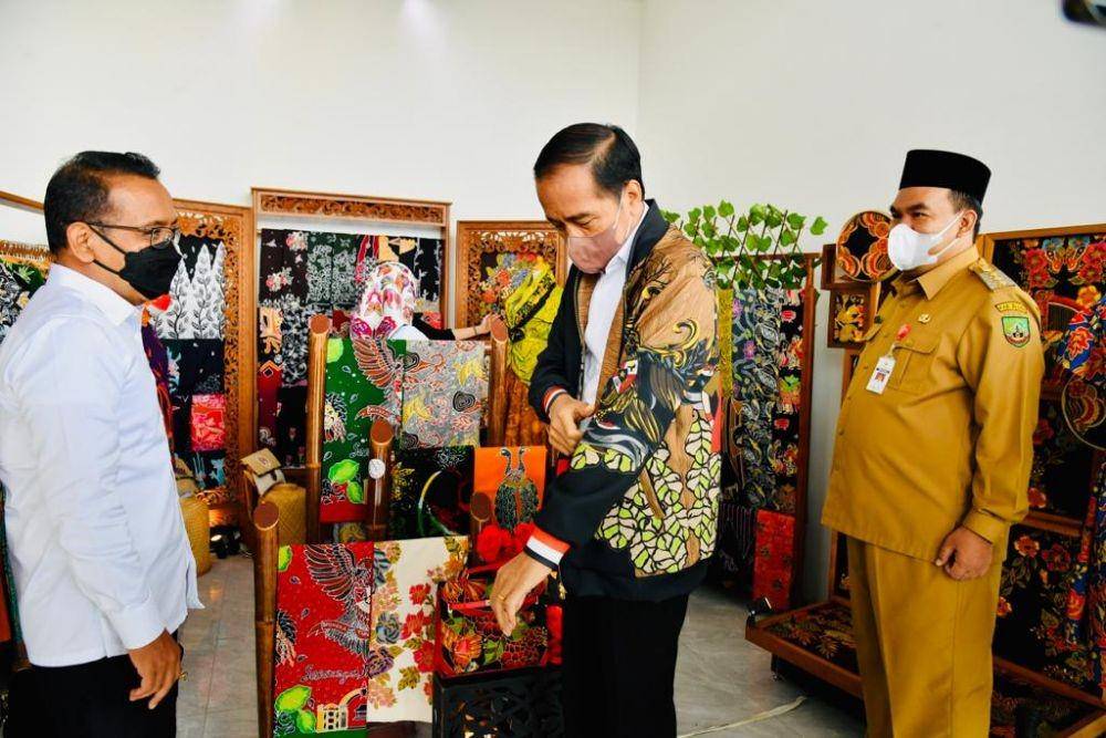 Presiden Jokowi beli batik hingga lukisan di Blora pada Jumat (17/12/2021). (dok. Biro Pers Kepresidenan)