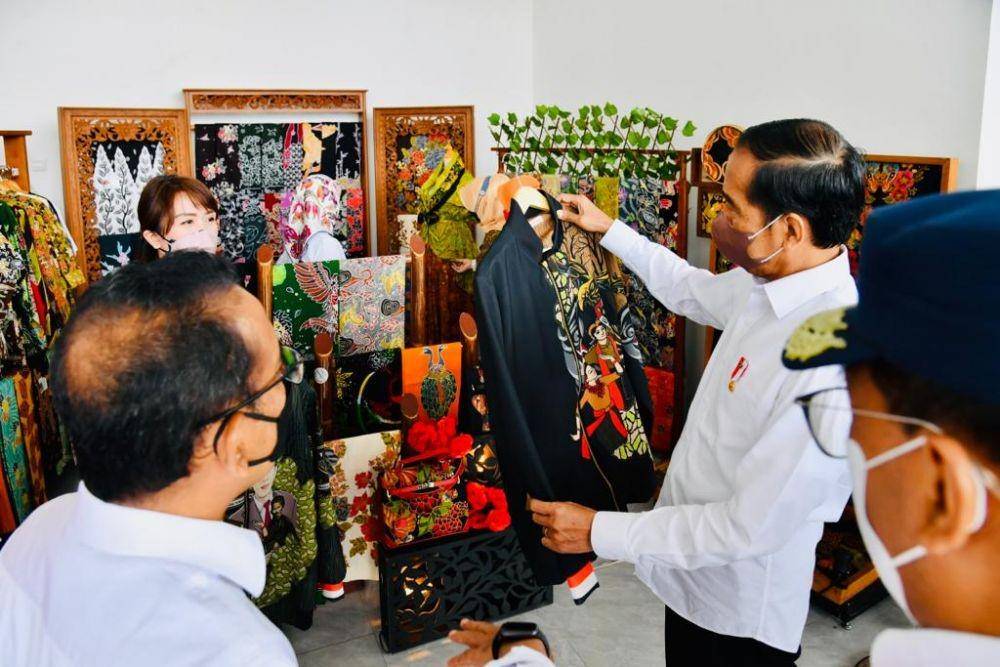 Presiden Jokowi beli batik hingga lukisan di Blora pada Jumat (17/12/2021). (dok. Biro Pers Kepresidenan)