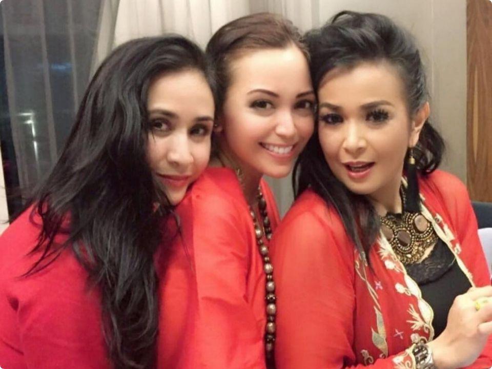 Kakak Beradik Hits, 10 Potret Jennifer Ipel bersama Kedua Saudaranya