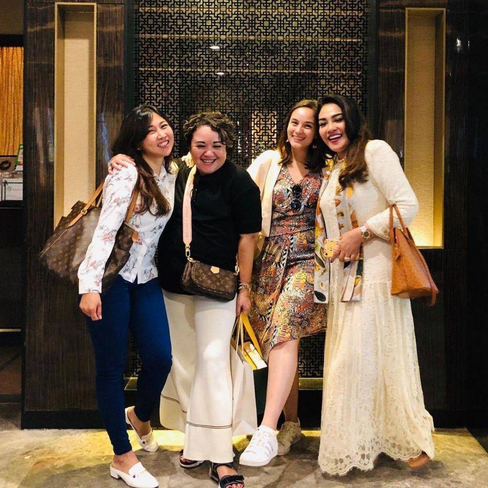 Adu Gaya Calon Mertua dan Ibunda Chelsea Islan (instagram.com/elizabethkardinal | instagram.com/samantha_barbara26)