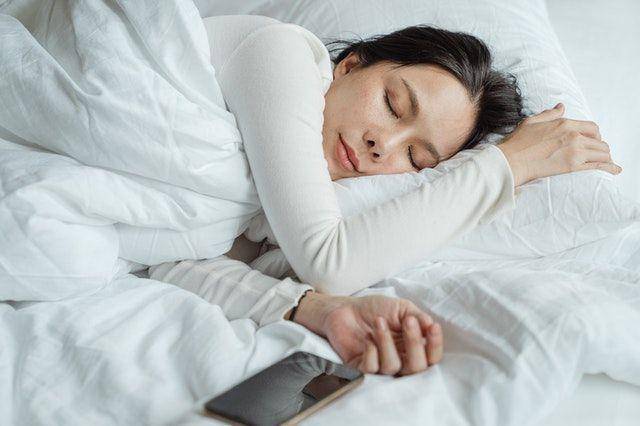 ilustrasi orang tidur (pexels.com/Ketut Subiyanto)