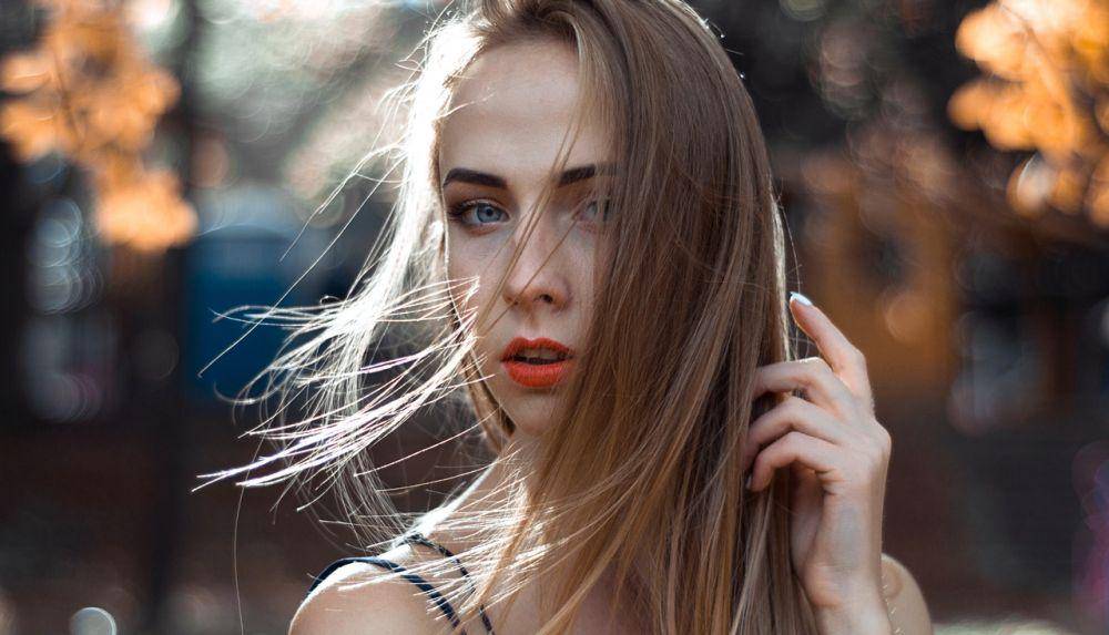 ilustrasi wanita rambut pirang (pexels.com/Masha Raymers)
