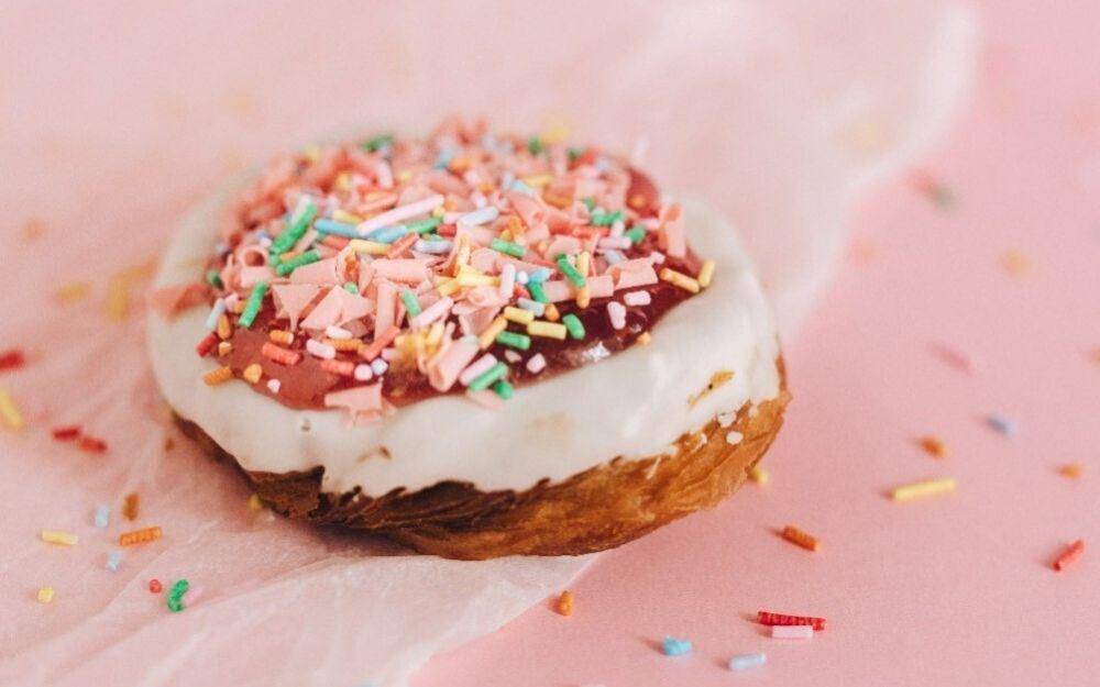 ilustrasi raspberry chocolate donut (pexels.com/Olya Kobruseva)