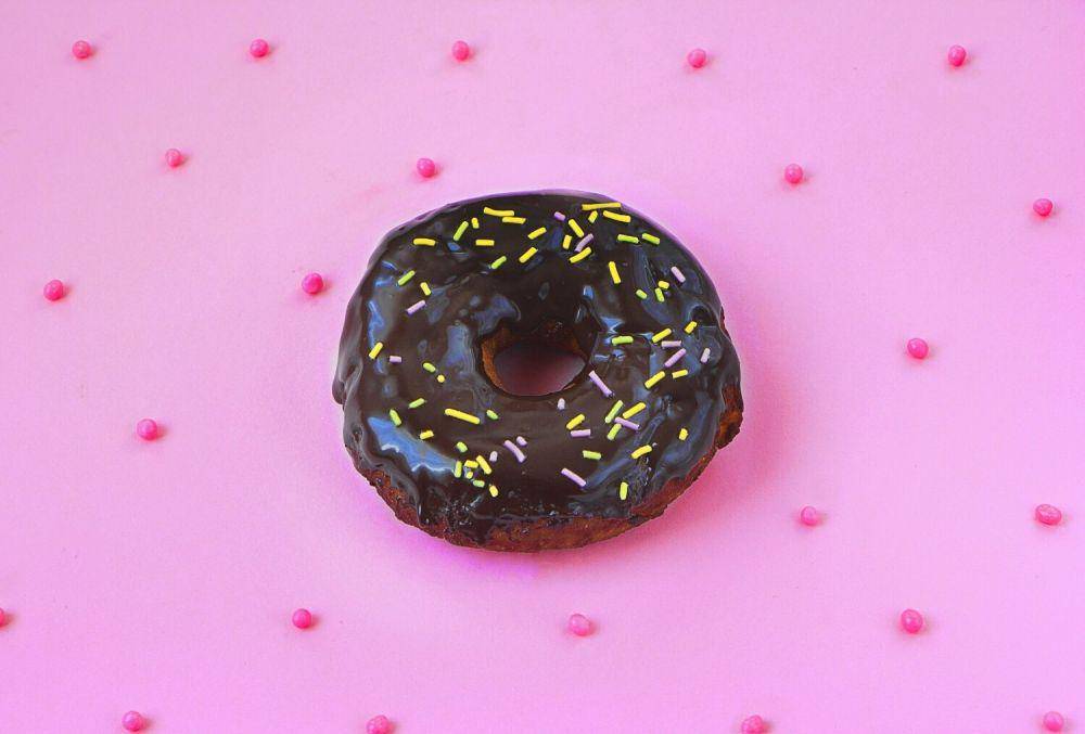 ilustrasi homemade baked chocolate donut (pexels.com/sofiane dougheche)