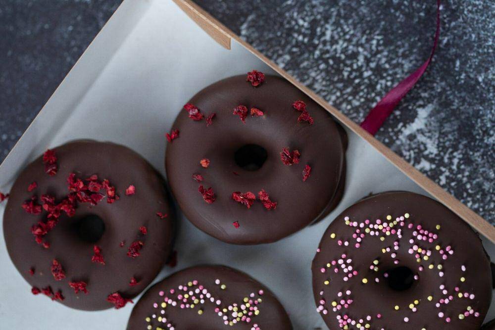 ilustrasi chocolate mochi donut (pexels.com/Valeria Boltneva)