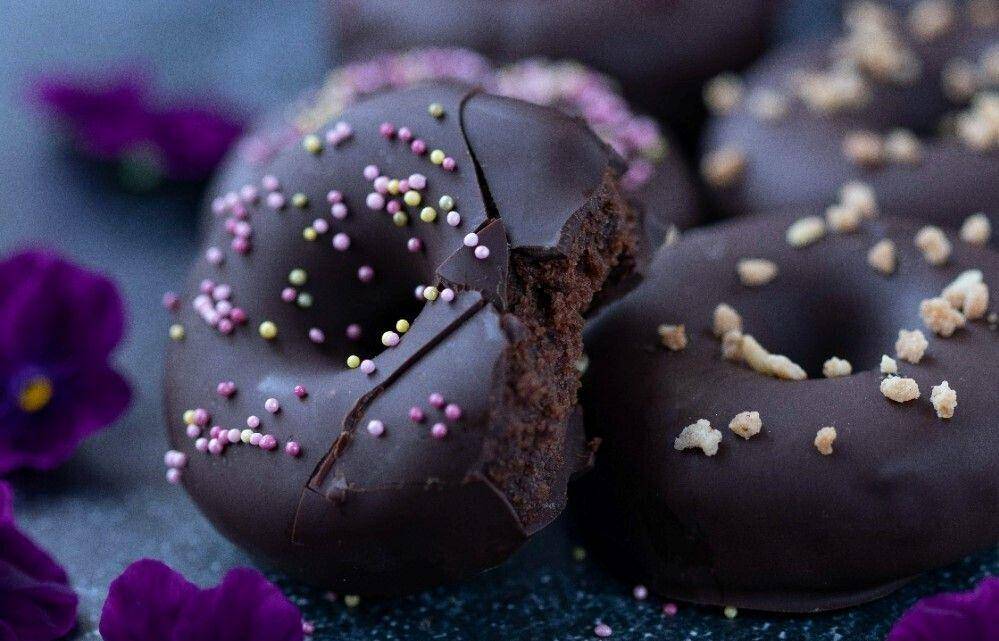 ilustrasi donut brownies (pexels.com/Valeria Boltneva)