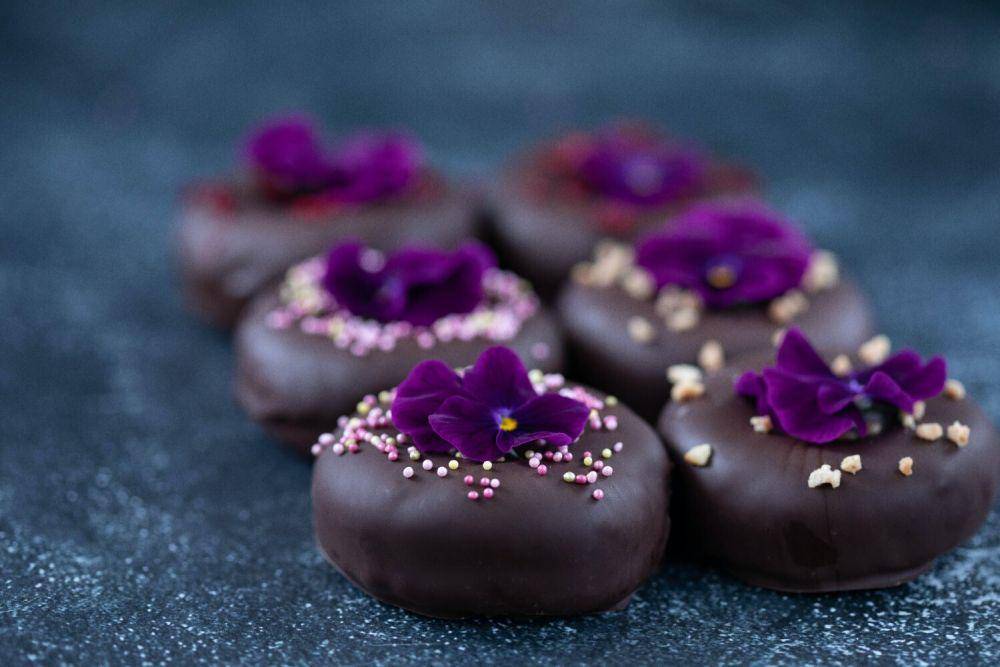 ilustrasi ragam sajian donat cokelat (pexels.com/Valeria Boltneva)