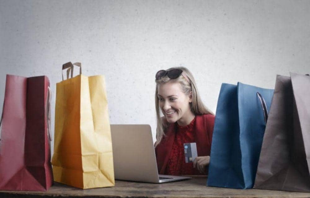 ilustrasi wanita dan shopping bag (pexels.com/Andrea Piacquadio)
