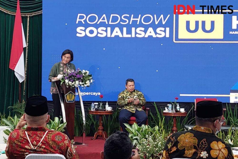 Menteri Keuangan Sri Mulyani Indrawati saat sosialisasi UU Harmonisasi Peraturan Perpajakan di Bandung, Jawa Barat, Jumat (17/12/2021). (IDN Times/Uji Sukma Medianti)