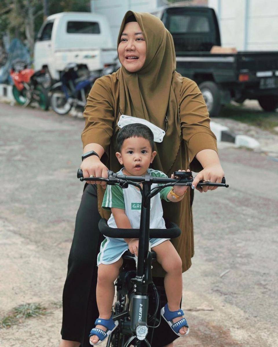 Risa Saraswati dan buah hati (instagram.com/risa_saraswati)
