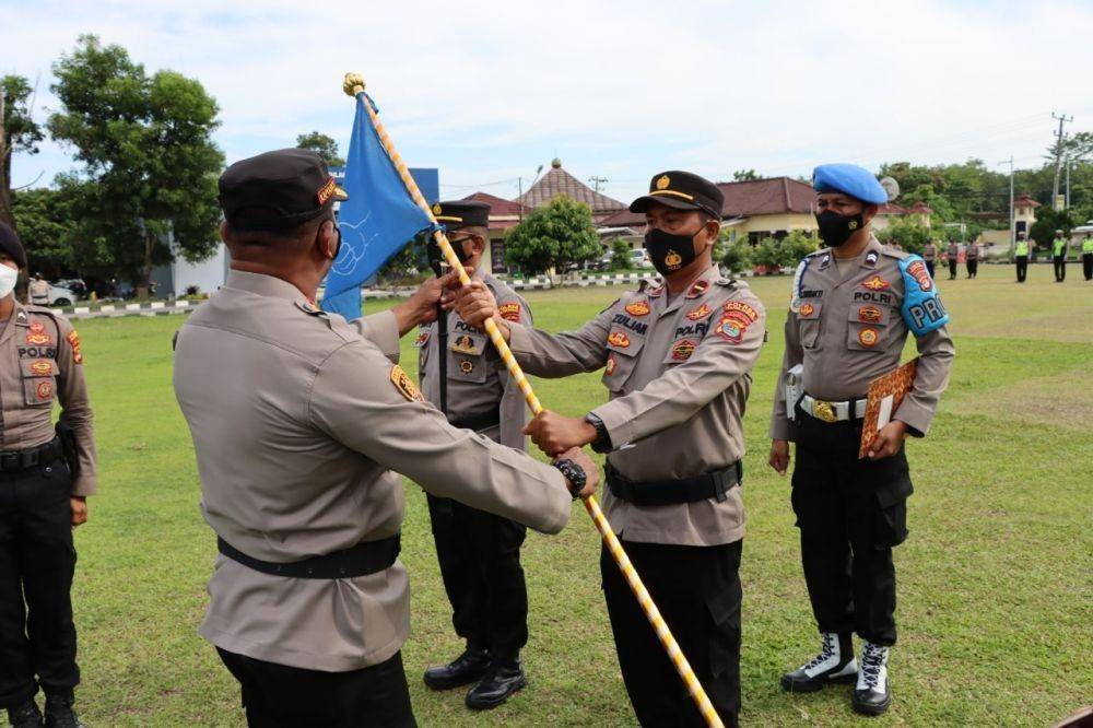 Kapolres Tulang Bawang, AKBP Hujra Soumena memberikan reward dan punishment kepada jajaran polsek. (Dok Polres Tulang Bawang).