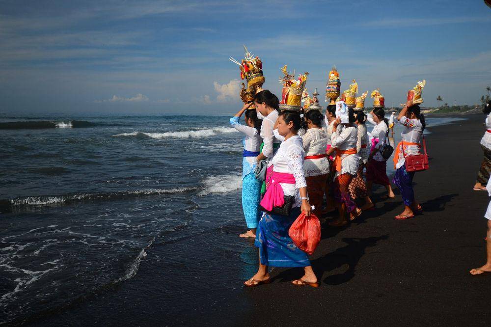 Umat Hindu melakukan upacara di sebuah pantai. (pixabay.com/evaychen)