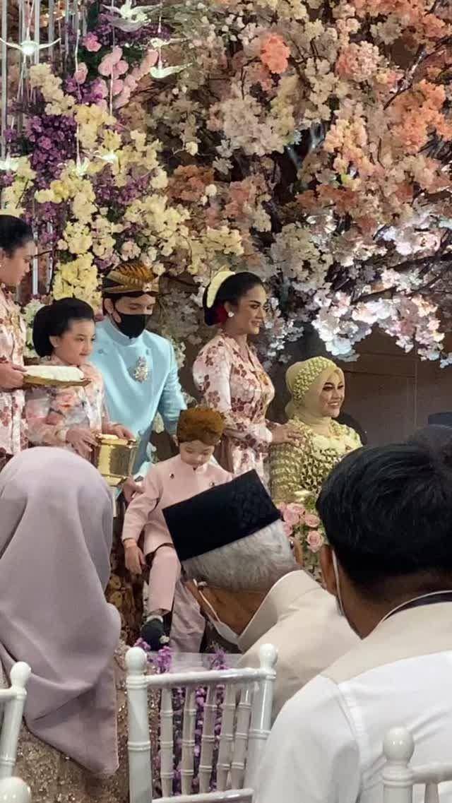 Krisdayanti di 7 bulanan Aurel Hermansyah (Instagram.com/shantydenny/)
